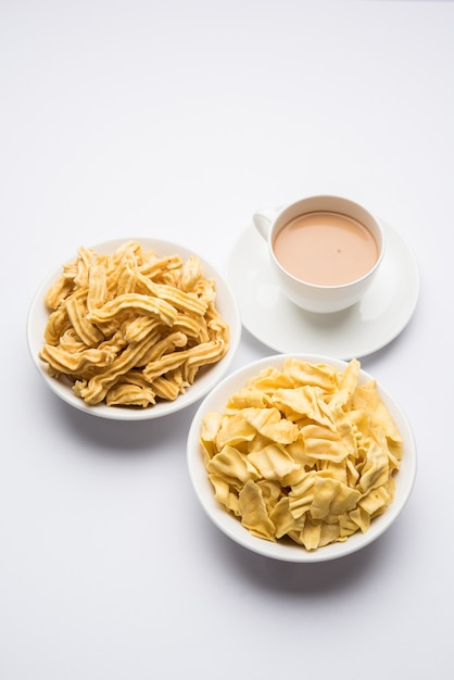 Indian Spicy Namkeen Food Ghatiya e papdi, noti anche come Ganthiya o Gathiya, sono snack fritti a base di farina di ceci. Sono uno spuntino popolare all'ora del tè in Gujarat