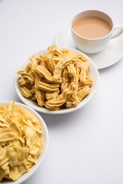 Indian Spicy Namkeen Food Ghatiya e papdi, noti anche come Ganthiya o Gathiya, sono snack fritti a base di farina di ceci. Sono uno spuntino popolare all'ora del tè in Gujarat