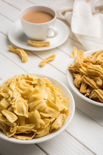 Indian Spicy Namkeen Food Ghatiya e papdi, noti anche come Ganthiya o Gathiya, sono snack fritti a base di farina di ceci. Sono uno spuntino popolare all'ora del tè in Gujarat