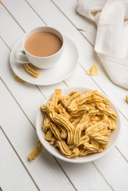 Indian Spicy Namkeen Food Ghatiya e papdi, noti anche come Ganthiya o Gathiya, sono snack fritti a base di farina di ceci. Sono uno spuntino popolare all'ora del tè in Gujarat