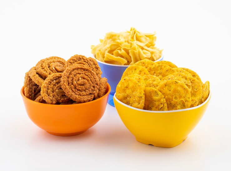 Foto indian street snack masala khari papdi con besan papri o chakli
