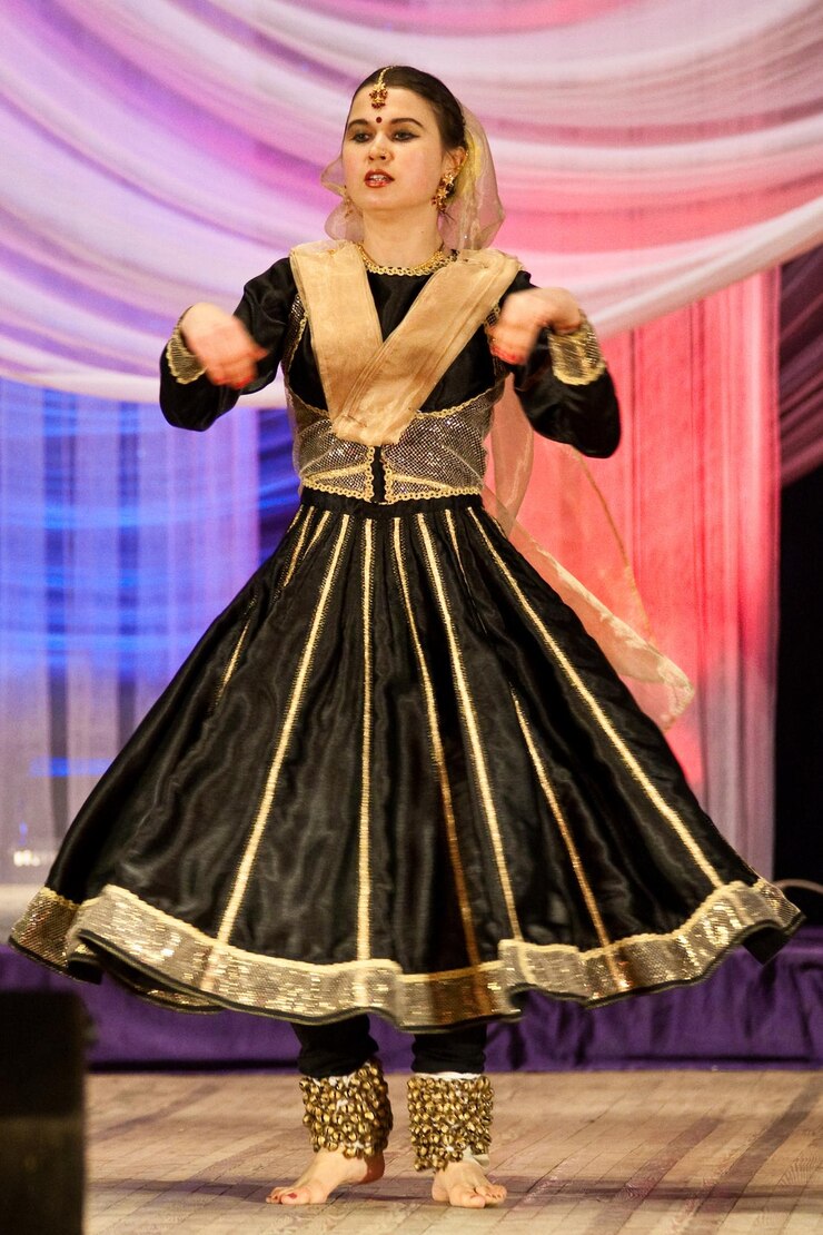 Photo indian traditional culture beautiful woman dancer exponent of indian classical dance bharatanatyam of tamil nadu state