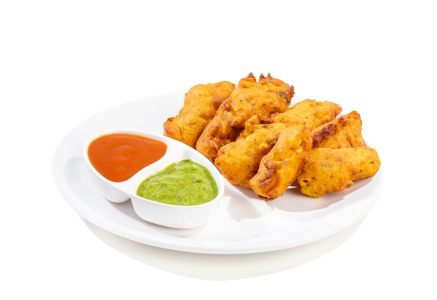 Indian tradizionale Paneer Pakora spuntini su sfondo bianco