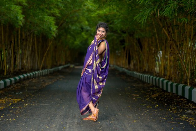 Indiana tradizionale Bella ragazza in saree in posa all'aperto