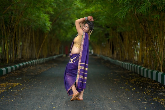 Indiana tradizionale Bella ragazza in saree in posa all'aperto