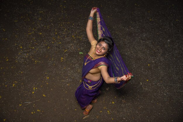 Indiana tradizionale Bella ragazza in saree in posa all'aperto