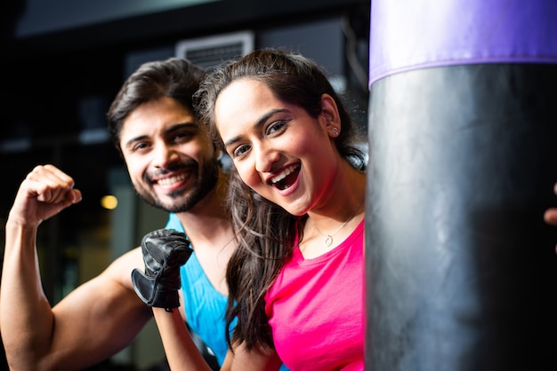 indiano asiatico giovane coppia boxe in il gym