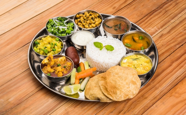 Indiano o indù Veg Thali noto anche come piatto di cibo è un pranzo o cena completo, primo piano, fuoco selettivo