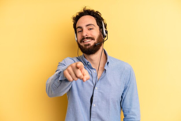 indicando la telecamera scegliendo te