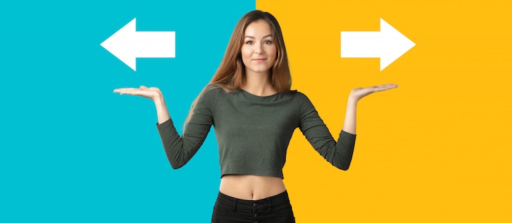 Foto indicare sorridente della donna del brunette di bellezza