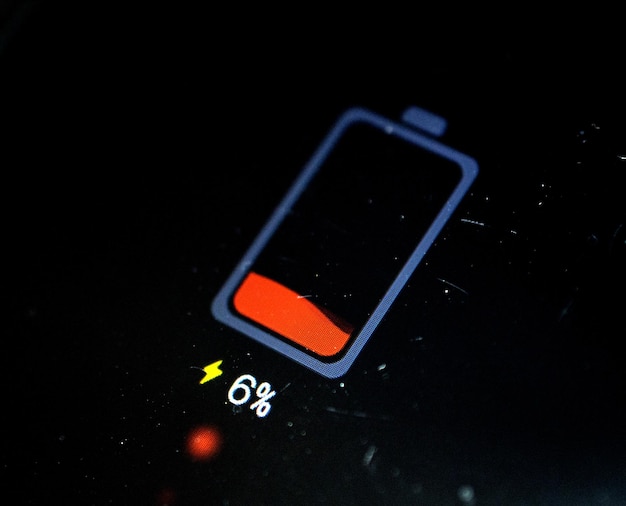 indicatore del livello della batteria su uno smartphoneimmagine di sfondo nero di a