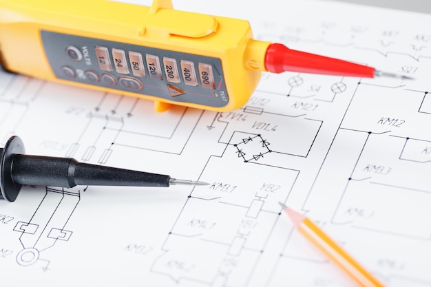 Indicatore di tensione giallo in primo piano sullo schema elettrico. Test e verifica delle reti elettriche