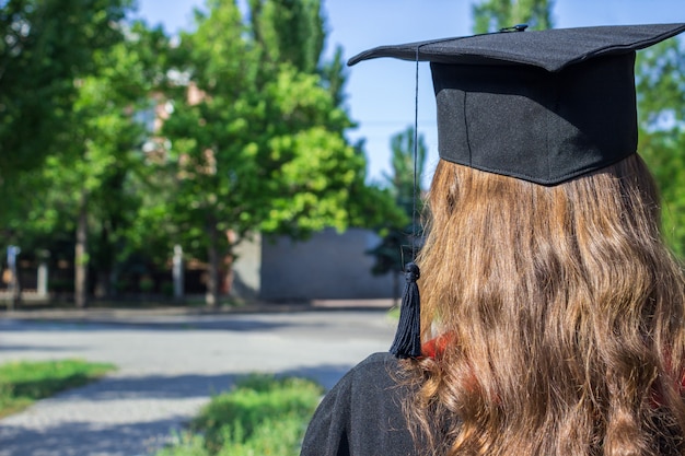 Indietro del laureato il giorno della laurea