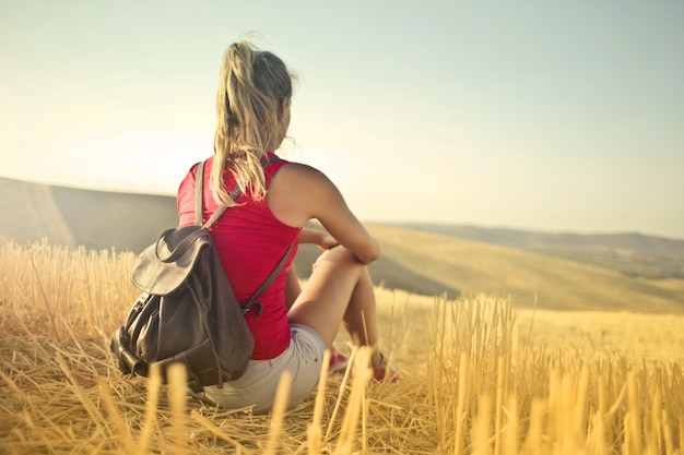 indietro la donna in campagna