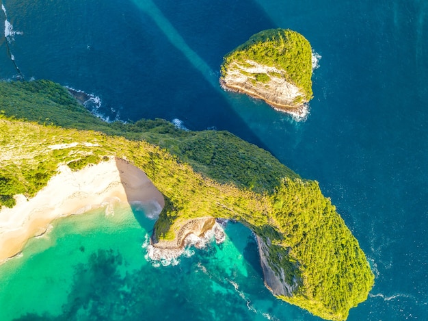 Indonesia. Costa rocciosa di un'isola tropicale e spiaggia selvaggia. Vista aerea verticalmente verso il basso