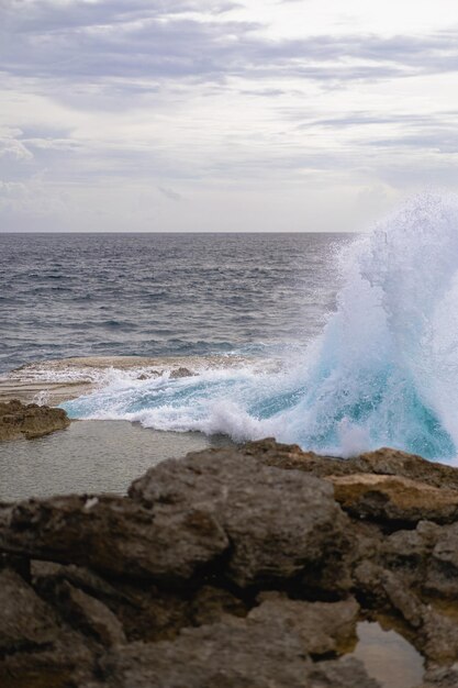 Indonesia, isola di Nusa Lembongan, fontana naturale di Devil's Tear