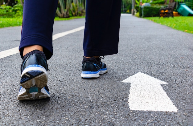 Indossa scarpe e sale sulla strada