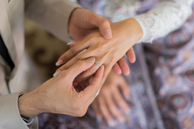 Indossa un anello, fede nuziale, coppia d'amore