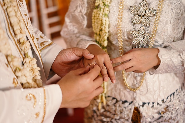 Indossa un anello, fede nuziale, coppia d'amore