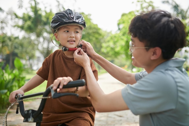 Indossare il casco da bicicletta