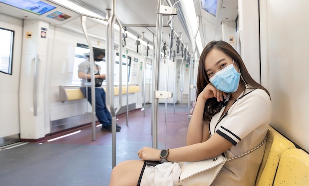 Indossare sempre una maschera medica quando si vive in luoghi pubblici e mezzi di trasporto e mantenersi a distanza