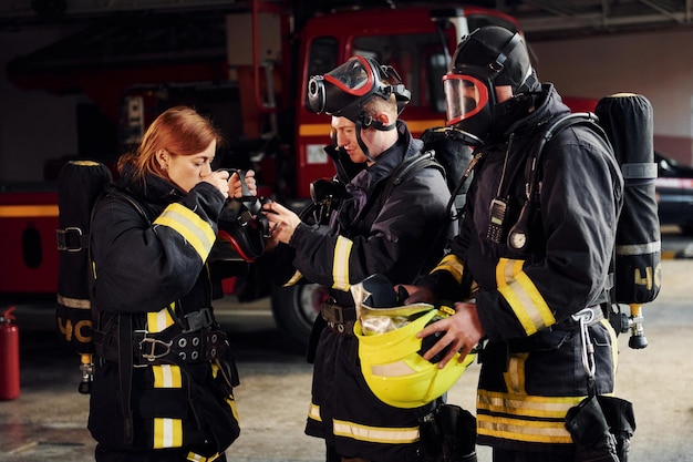 Indossare un'uniforme protettiva Gruppo di vigili del fuoco che è in stazione