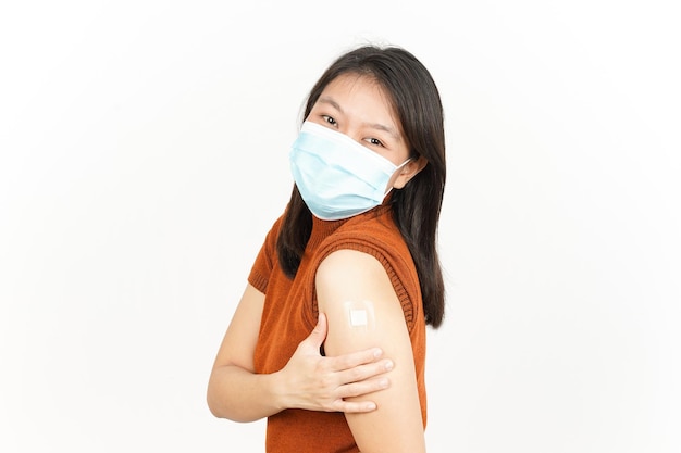 Indossare una maschera e ottenere un vaccino contro il virus Corona di una bella donna asiatica isolata su sfondo bianco