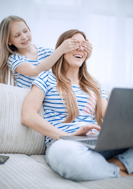 Indovina chi bambina chiude gli occhi a sua madre sul concetto di felicità familiare