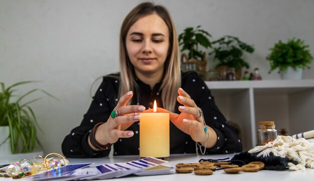 Indovino donna cartomanzia su una candela Fuoco selettivo