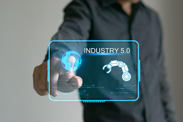 INDUSTRIA 50 Gli ingegneri industriali nelle fabbriche lavorano con macchine a braccio robotico in fabbriche intelligenti in software di sistema di monitoraggio in tempo reale manifattura digitale del futuro