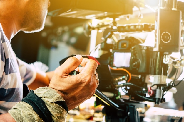 Industria cinematografica. cameraman riprese di film con telecamera