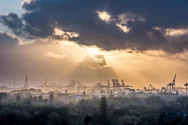 Industria contro il cielo durante il tramonto