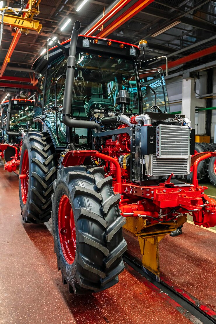 Industria dei trattori fabbricazione di nuovi trattori su linea di fabbrica produzione di macchine agricole elevata