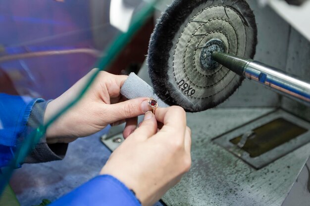 Industria della gioielleria Le mani fanno una decorazione d'oro Macina l'anello