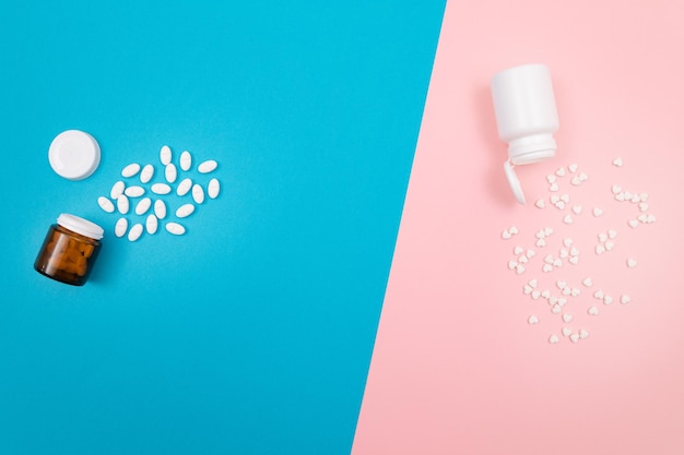 Industria farmaceutica e medicinali pillole bianche sul tavolo blu e rosa