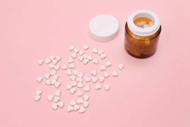 Industria farmaceutica e medicinali pillole bianche sul tavolo rosa