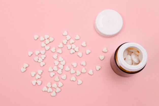 Industria farmaceutica e medicinali pillole bianche sul tavolo rosa