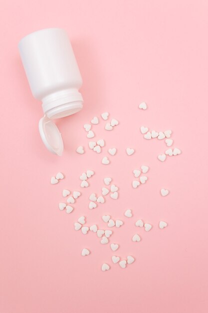 Industria farmaceutica e medicinali pillole bianche sul tavolo rosa