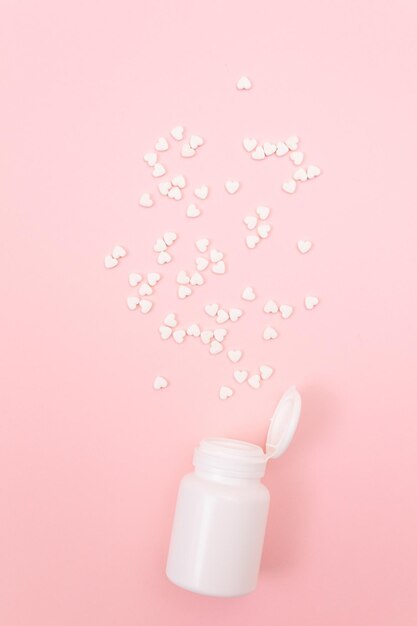 Industria farmaceutica e medicinali pillole bianche sul tavolo rosa