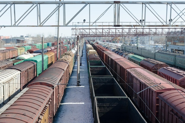 Industria ferroviaria del trasporto ferroviario di passeggeri e merciAutomobili sulla piattaforma al mattino presto
