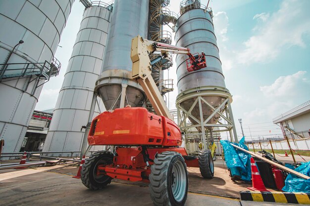 Industria maschile che lavora in alto in un silo di serbatoio di ispezione