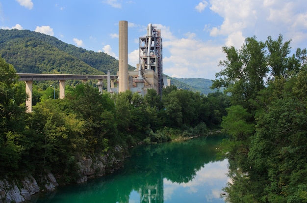 Industria vicino al fiume