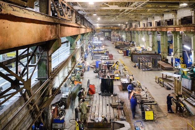 Industriale, officina per la produzione di dispositivi rimovibili di movimentazione. Vista dal soffitto.