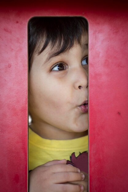 Infanzia divertente, bambino carino che gioca al parco giochi