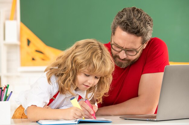 Infanzia e genitorialità il ragazzino studia con la video lezione del webinar dell'insegnante privato