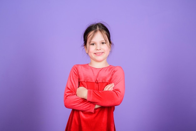 Infanzia felice Bambina felice Giornata internazionale dei bambini Cura dei bambini Momenti felici Bambino adorabile che si diverte Solo il divertimento è nella mia mente Ragazza carina giocosa allegro bambino divertente faccia smorfia