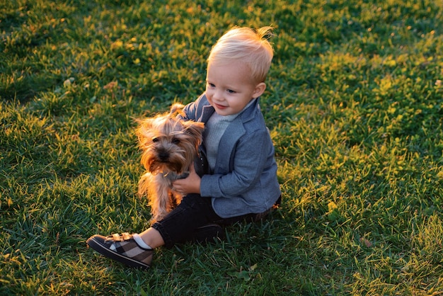 Infanzia felice dolci ricordi d'infanzia gioco da bambini con yorkshire terrier cane bambino ragazzo godetevi lei