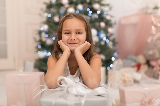 Infanzia felice, racconto di Natale magico. Piccola principessa con il regalo di Babbo Natale per Natale.