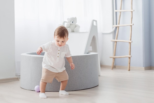 Infanzia infanzia e concetto di persone bambino felice che gioca con le palle sul pavimento a casa