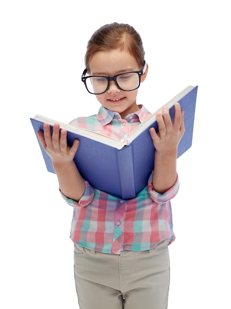 infanzia, scuola, educazione, visione e concetto di persone - bambina felice con gli occhiali che legge il libro